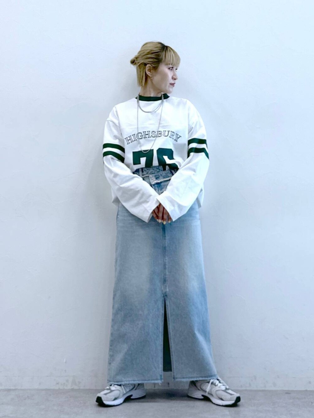 ブルー系のデニムスカート、ホワイト系のTシャツ/カットソーを着用したレディースの冬コーディネートの4枚目の写真