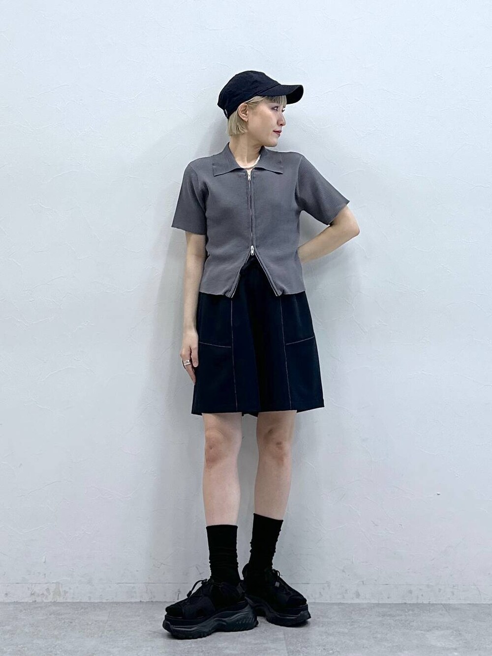 「RAGEBLUEの＜セットアップ対応＞TRステッチショートパンツ/ハーフパンツ（スラックス、ブルー系）」を使った、たけおさん（レディース・157cm）の夏コーディネートの3枚目の写真