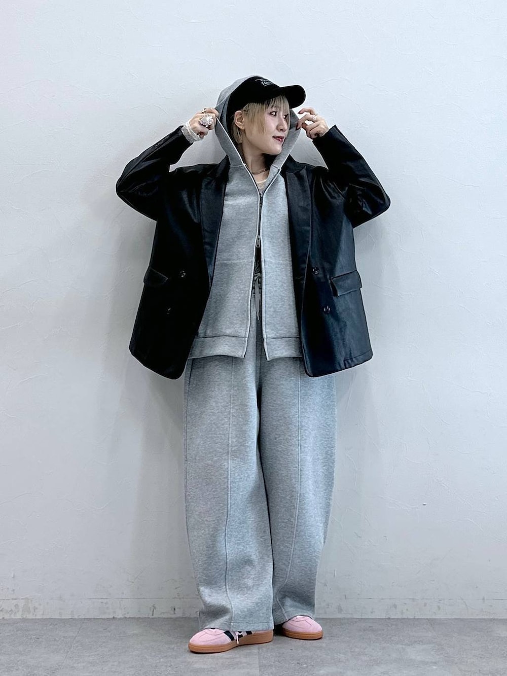 ホワイト系のTシャツ/カットソー、その他のテーラードジャケット、グレー系のパーカーを着用したレディースの冬コーディネートの3枚目の写真