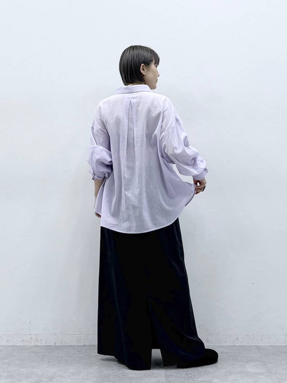 パープル系のシャツ/ブラウス、ブラック系のモカシン/デッキシューズ、ブラック系のスカートを着用したレディースの春コーディネートの6枚目の写真