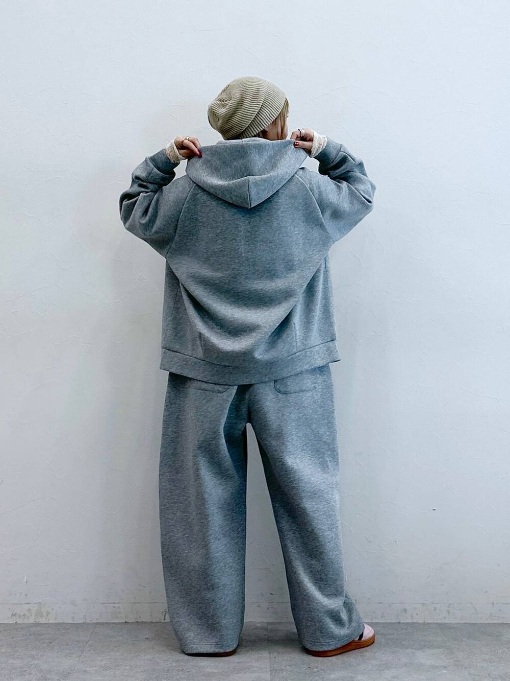 ホワイト系のTシャツ/カットソー、グレー系のパーカー、グレー系のスウェットパンツを着用したレディースの秋コーディネートの6枚目の写真