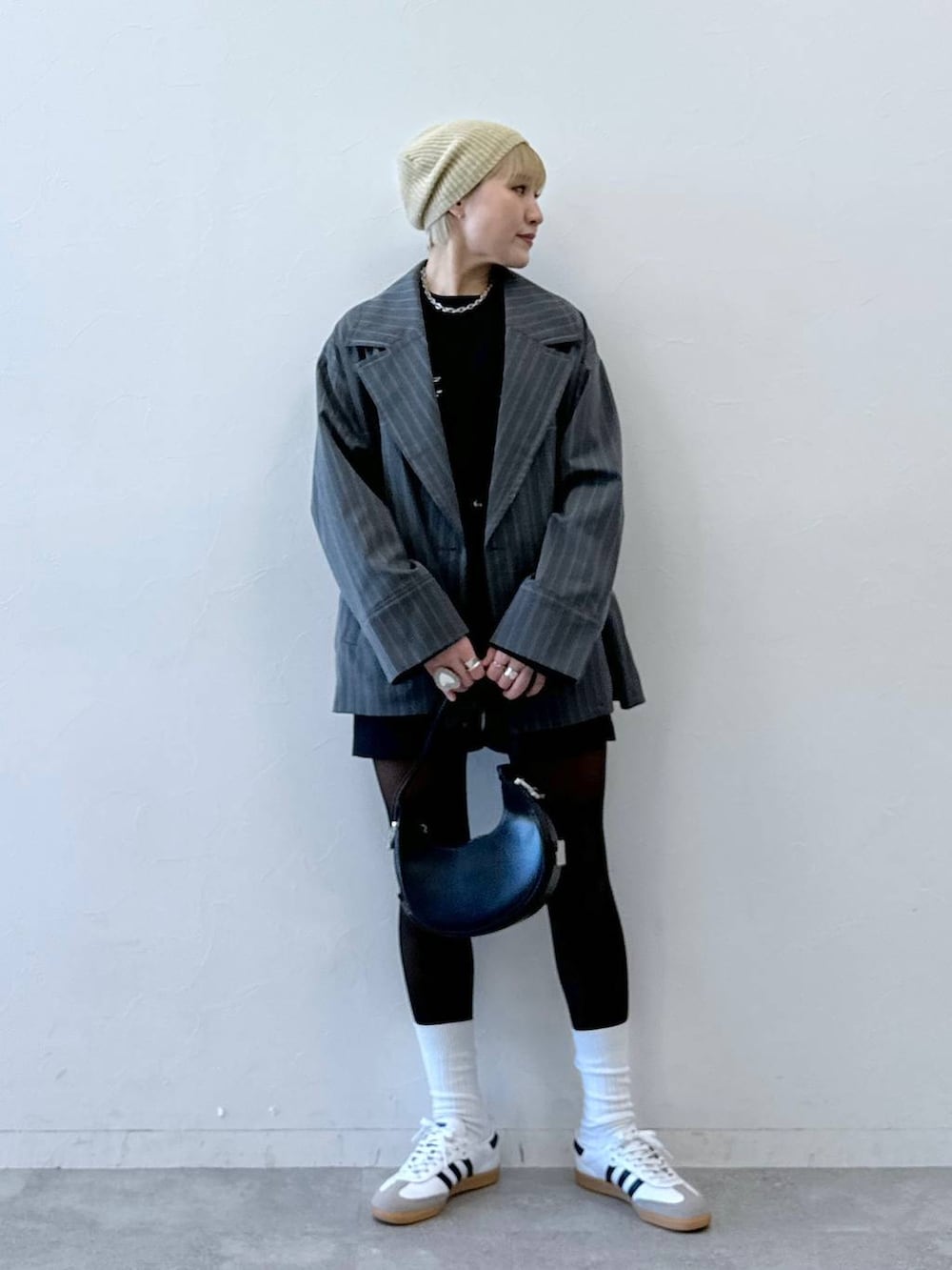 ブラック系のその他パンツ、ブラック系のTシャツ/カットソー、ベージュ系のハンチング/ベレー帽を着用したレディースの冬コーディネートの2枚目の写真