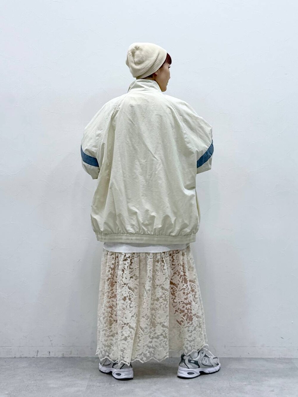 ホワイト系のブルゾン、ホワイト系のワンピースを着用したレディースの春コーディネートの6枚目の写真