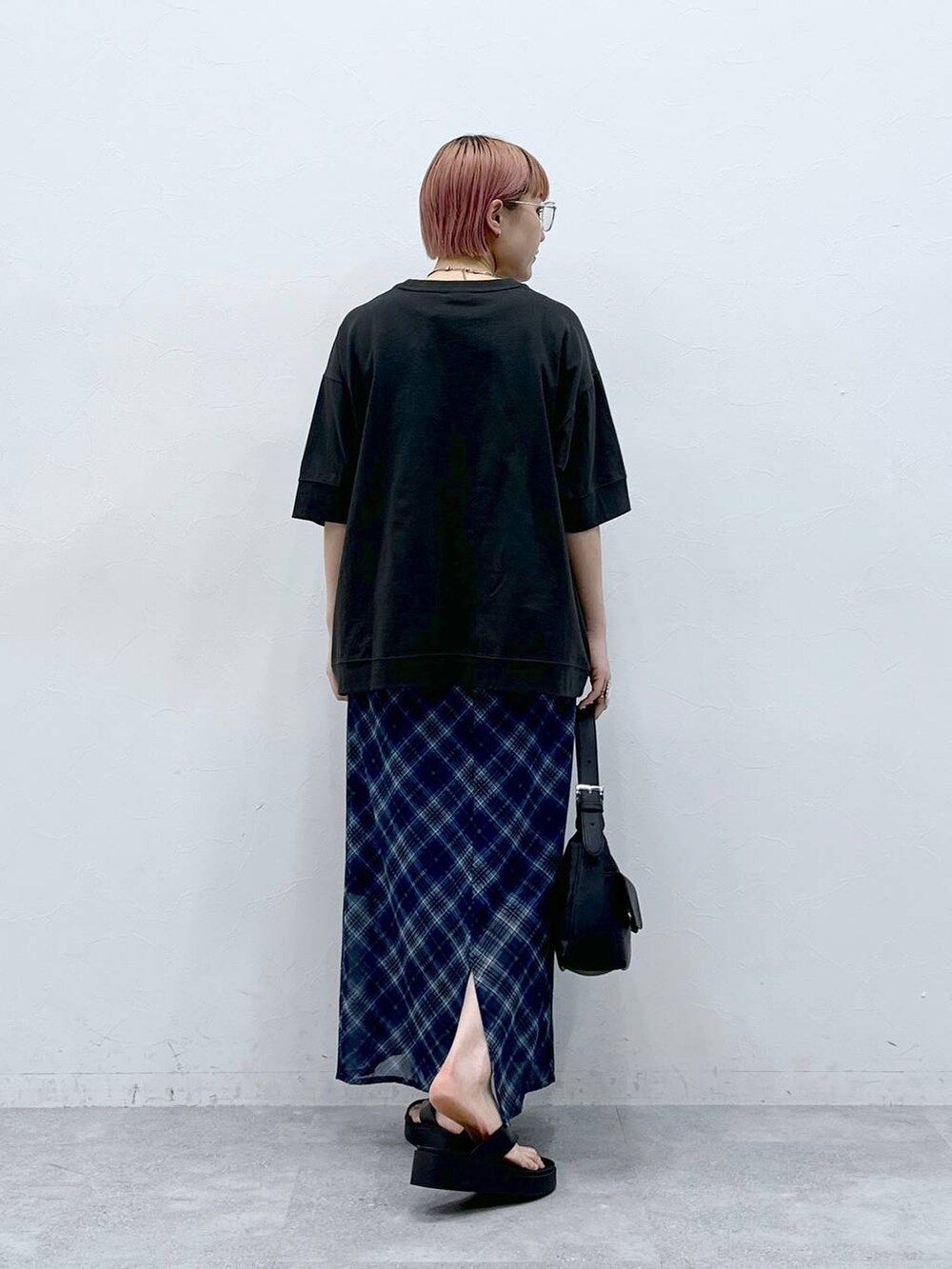 ブラック系のTシャツ/カットソー、ブルー系のスカートを着用したレディースの春コーディネートの6枚目の写真