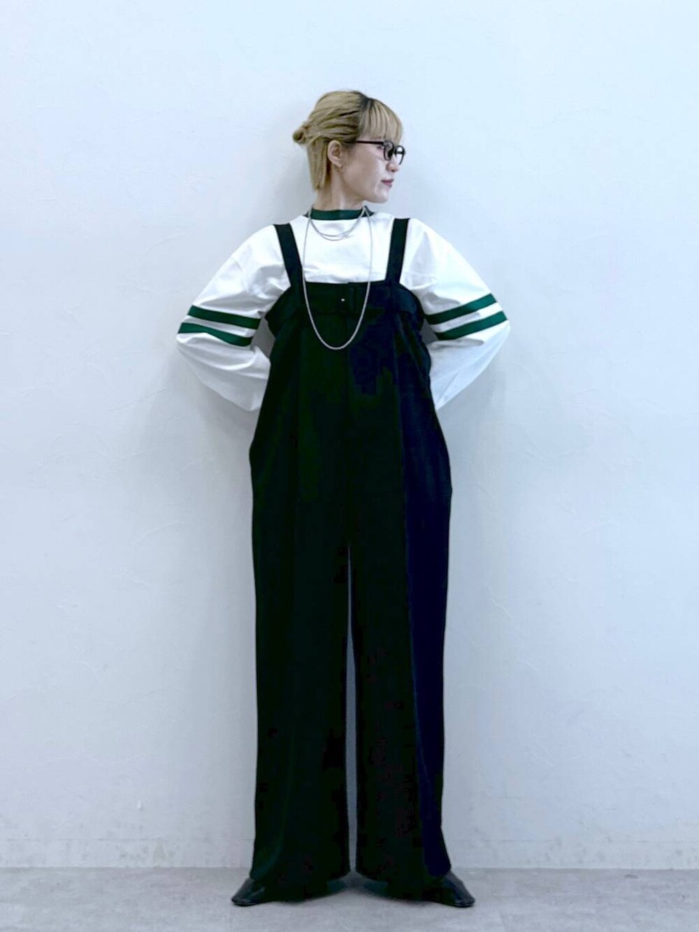 ブラック系のサロペット/オーバーオール、ホワイト系のTシャツ/カットソーを着用したレディースの冬コーディネートの4枚目の写真