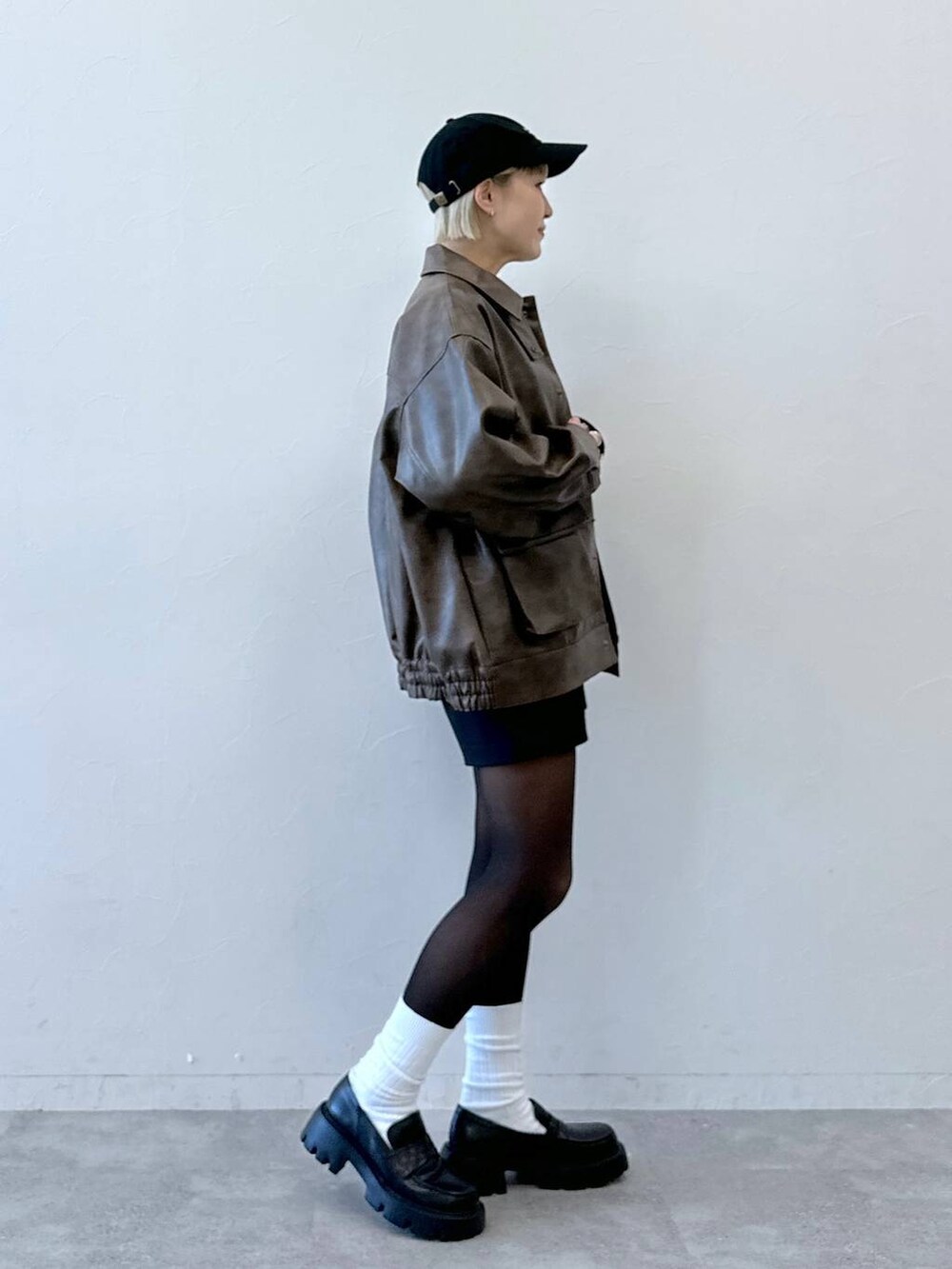 ブラック系のその他パンツ、ブラウン系のブルゾン、ブラック系のTシャツ/カットソーを着用したレディースの冬コーディネートの3枚目の写真