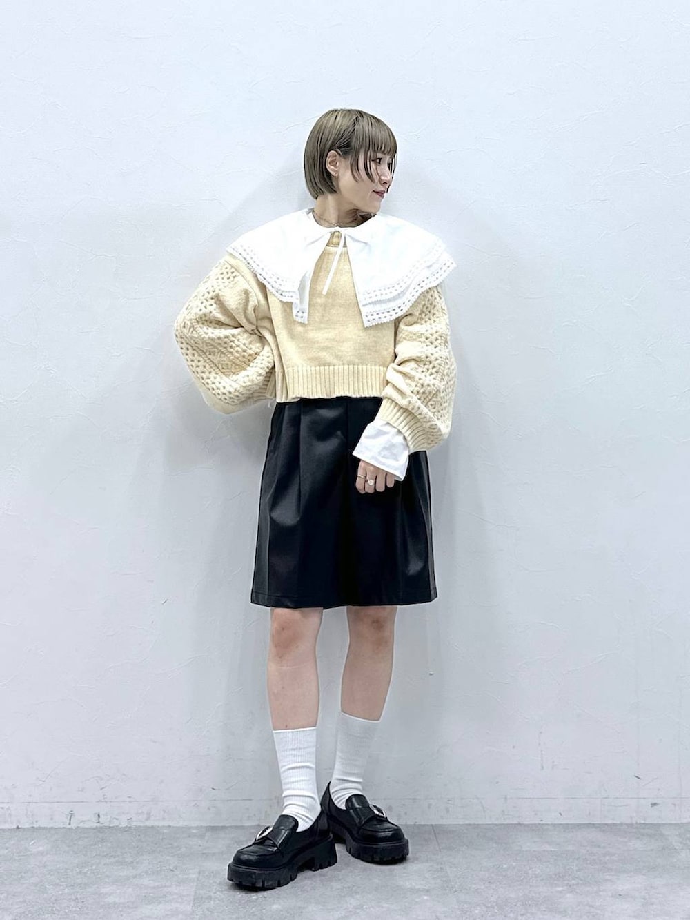 ホワイト系のニット/セーター、その他のローファー、ホワイト系のシャツ/ブラウスを着用したレディースの冬コーディネートの2枚目の写真