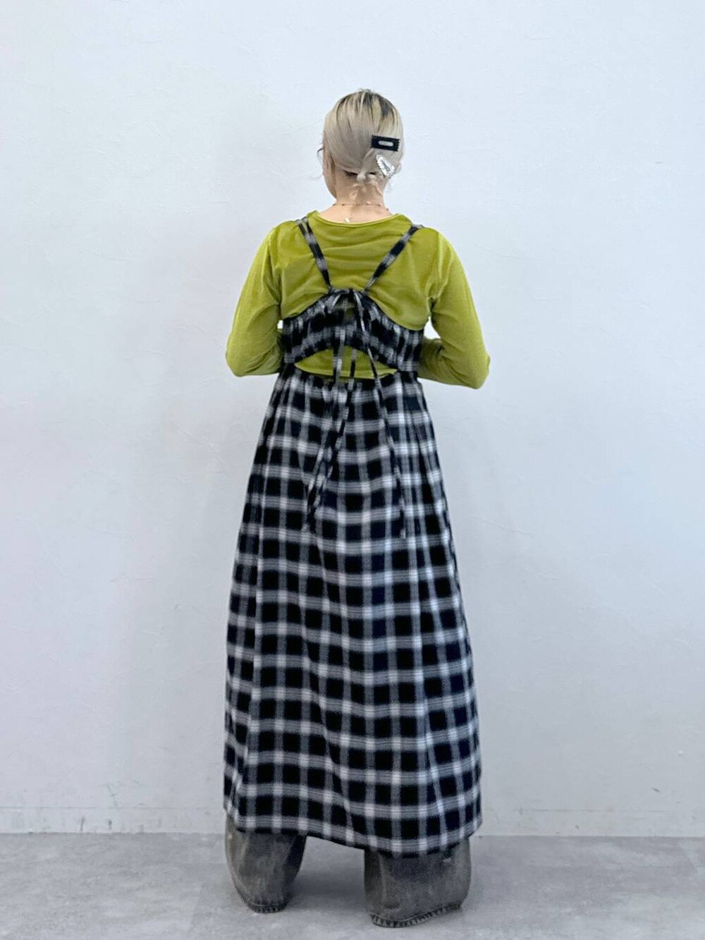 ブラック系のパンプス、ブラック系のデニムパンツ、グリーン系のTシャツ/カットソーを着用したレディースの秋コーディネートの5枚目の写真