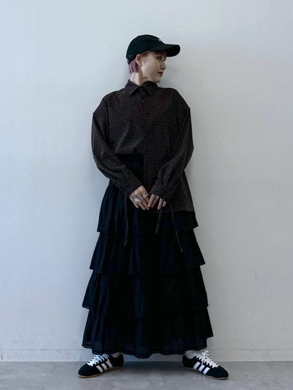 ブラック系のスカート、ブラウン系のシャツ/ブラウス、ブラック系のキャップを着用したレディースの冬コーディネートの2枚目の写真