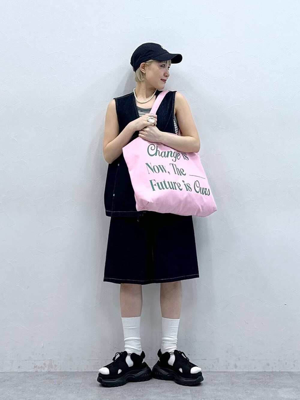 ブラック系のサンダル、グレー系のタンクトップ、ブルー系のベストを着用したレディースの夏コーディネートの3枚目の写真