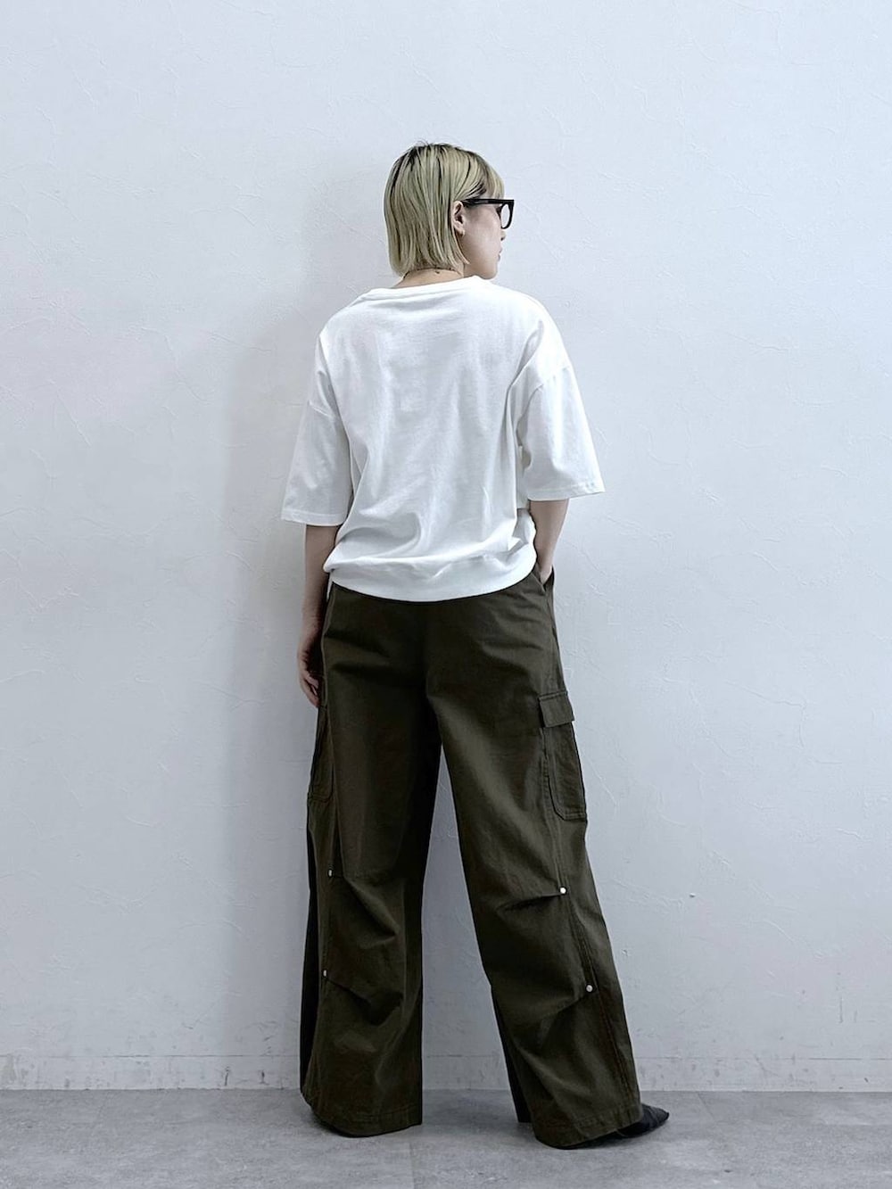 グリーン系のカーゴパンツ、ホワイト系のTシャツ/カットソーを着用したレディースの夏コーディネートの6枚目の写真