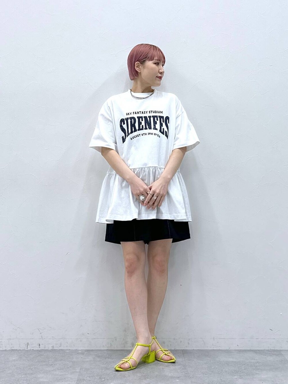 ブルー系のスラックス、ホワイト系のTシャツ/カットソーを着用したレディースの春コーディネートの4枚目の写真