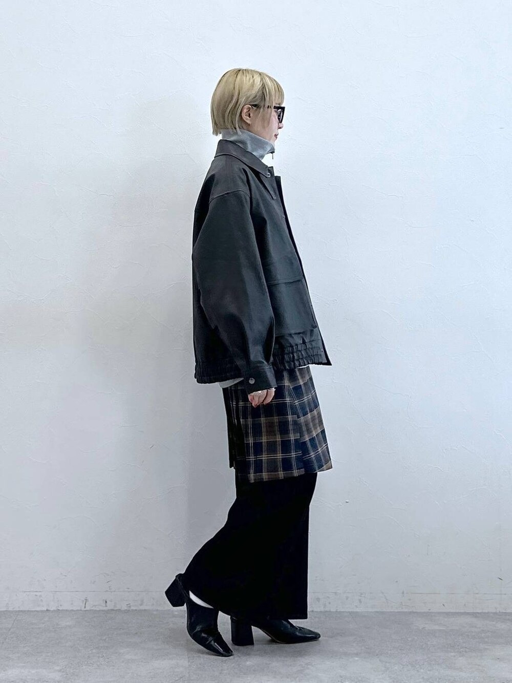 ブラック系のデニムパンツ、グレー系のスウェット、ブラウン系のブルゾンを着用したレディースの秋コーディネートの4枚目の写真