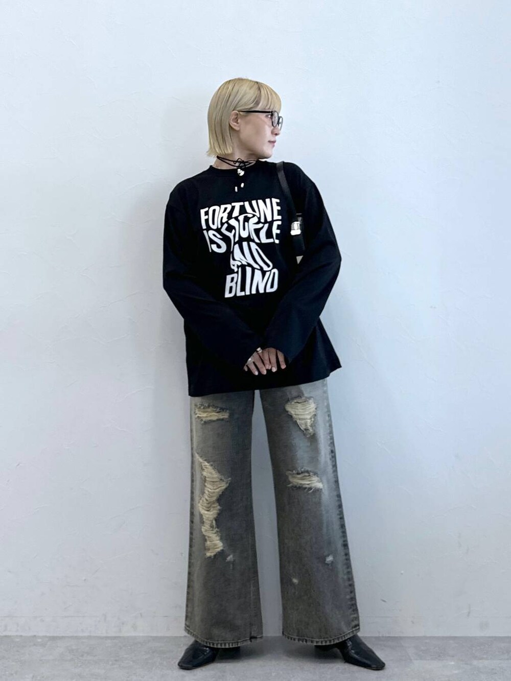 ブラック系のデニムパンツ、ブラック系のTシャツ/カットソー、その他のネックレスを着用したレディースの夏コーディネートの2枚目の写真