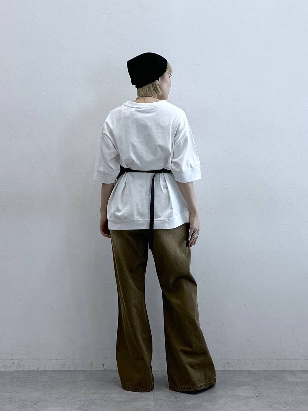 ホワイト系のTシャツ/カットソー、ブラック系のボディバッグ/ウエストポーチ、ブラウン系のデニムパンツを着用したレディースの夏コーディネートの5枚目の写真