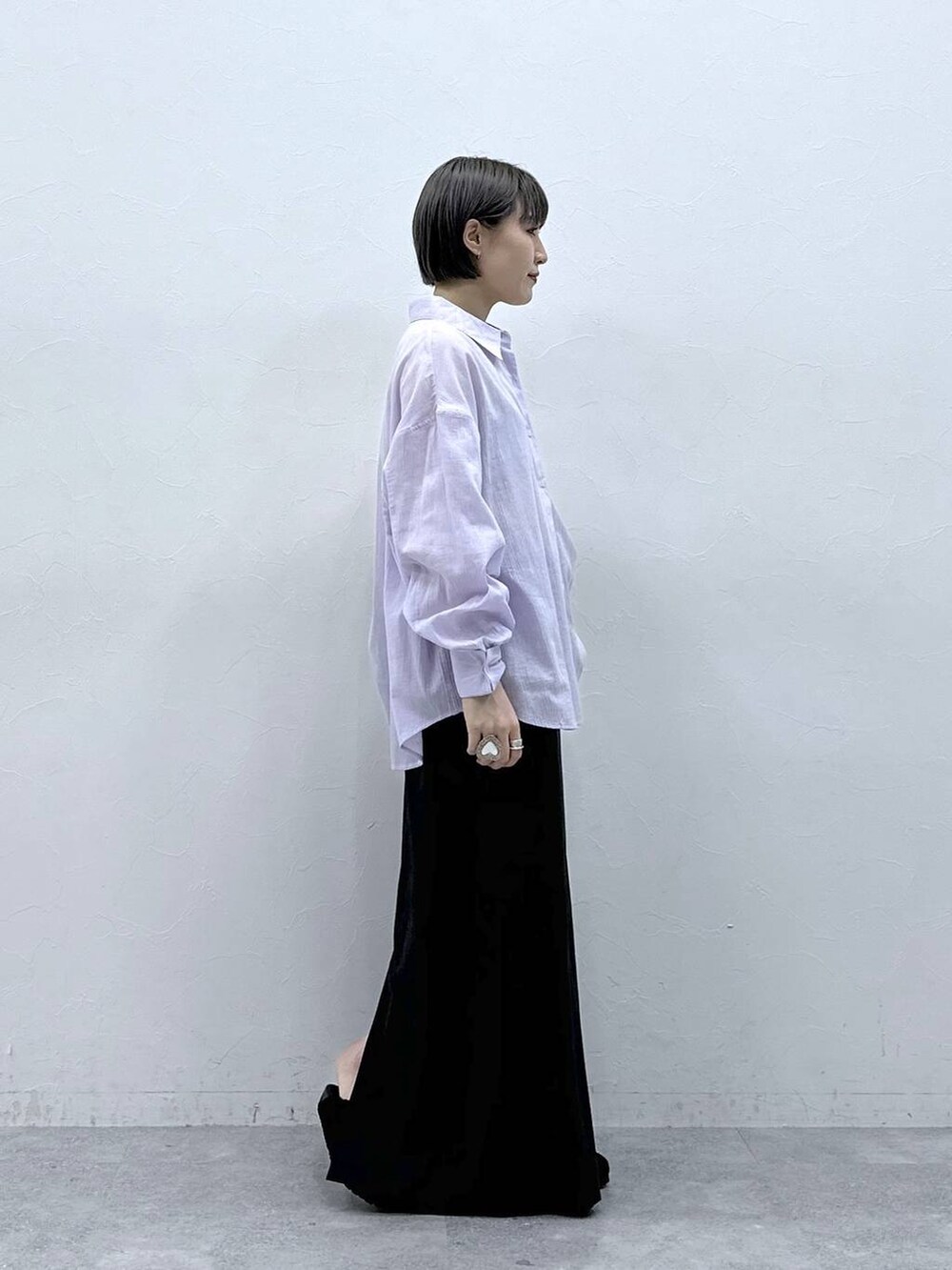 パープル系のシャツ/ブラウス、ブラック系のモカシン/デッキシューズ、ブラック系のスカートを着用したレディースの春コーディネートの5枚目の写真