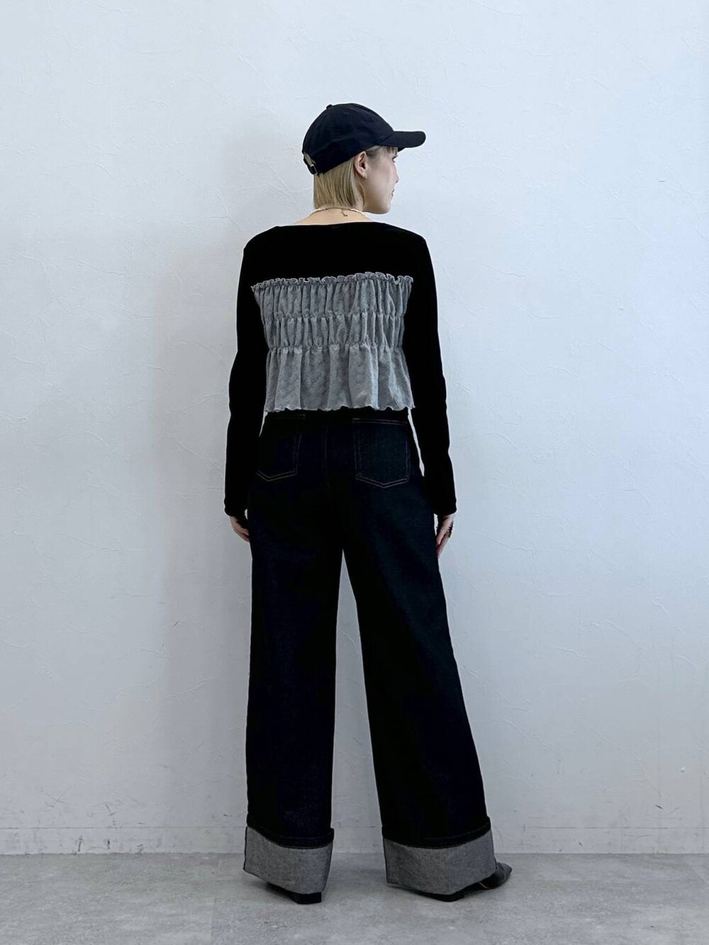 ブラック系のデニムパンツ、ブラック系のTシャツ/カットソーを着用したレディースの夏コーディネートの6枚目の写真