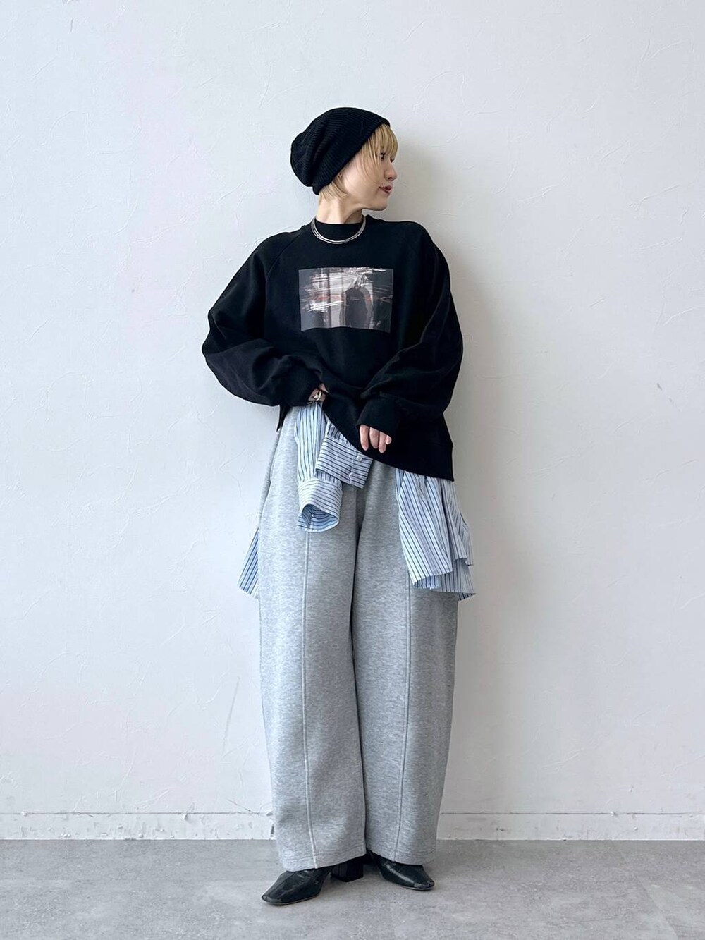 ブラック系のスウェット、グレー系のスウェットパンツ、ブルー系のTシャツ/カットソーを着用したレディースの冬コーディネートの3枚目の写真