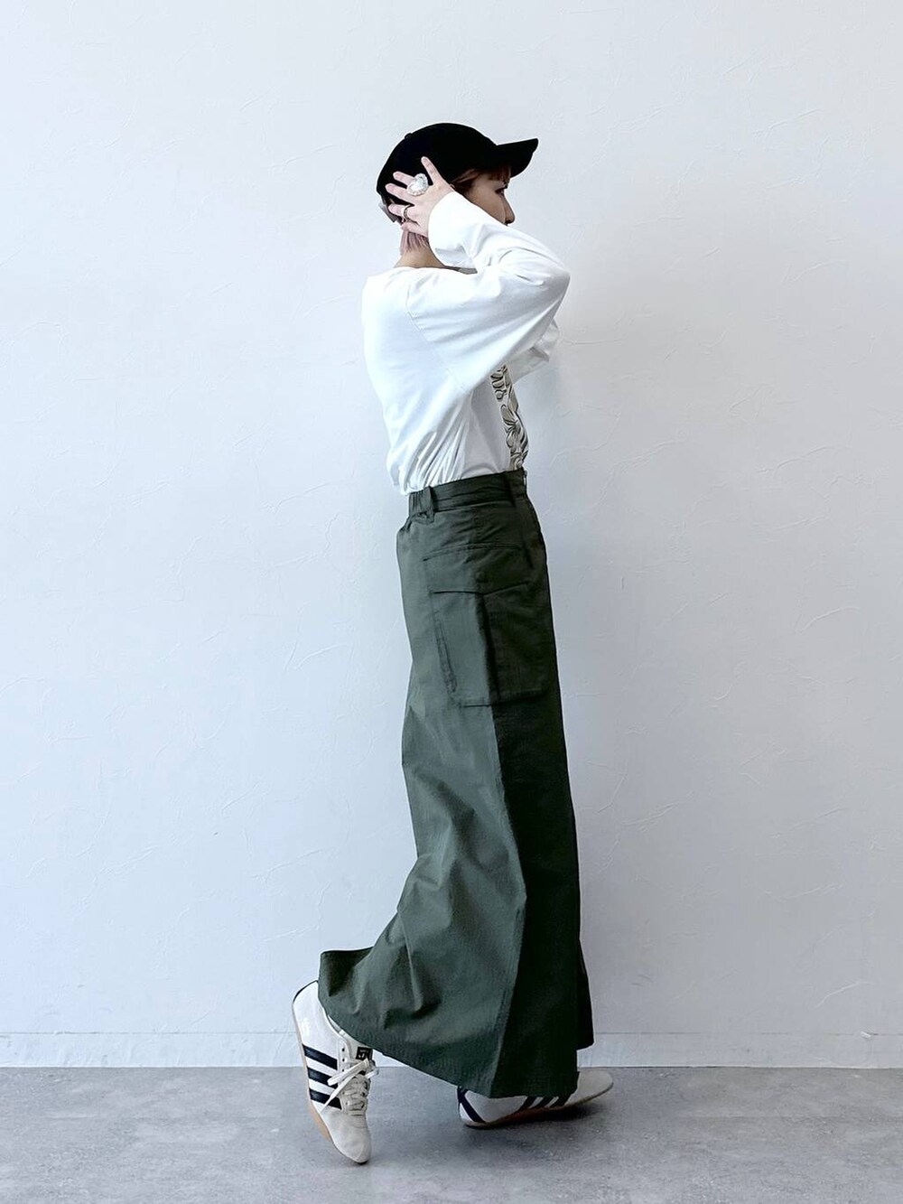 「RAGEBLUEのフロントプリント/グラフィックロンT（Tシャツ/カットソー、ホワイト系）」を使った、たけおさん（レディース・157cm）の春コーディネートの4枚目の写真
