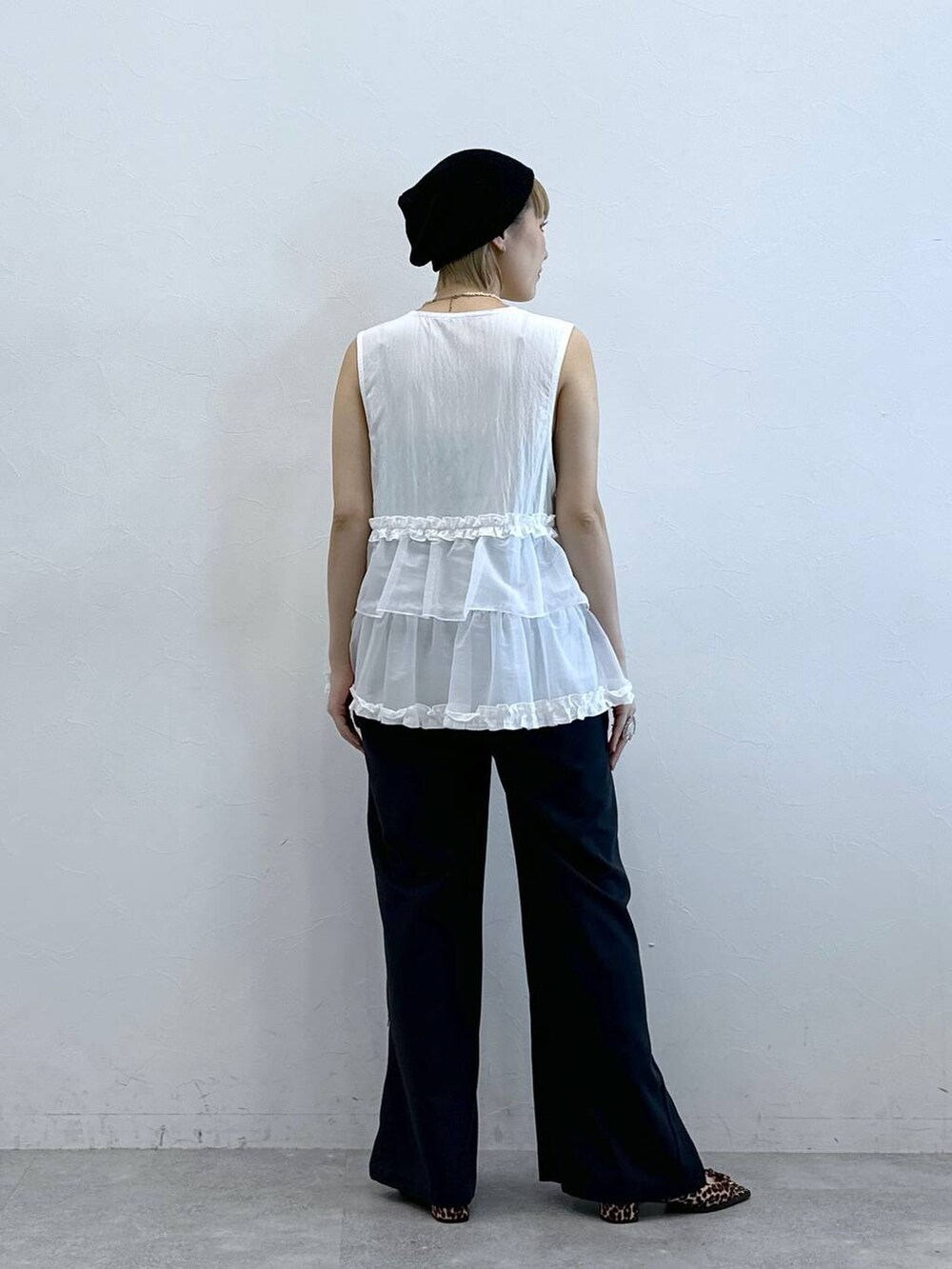 ホワイト系のベスト、その他のスラックス、ブラック系のニットキャップ/ビーニーを着用したレディースの夏コーディネートの6枚目の写真