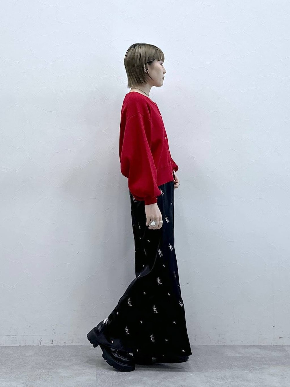 その他のローファー、レッド系のカーディガン/ボレロ、ブラック系のスカートを着用したレディースの冬コーディネートの5枚目の写真