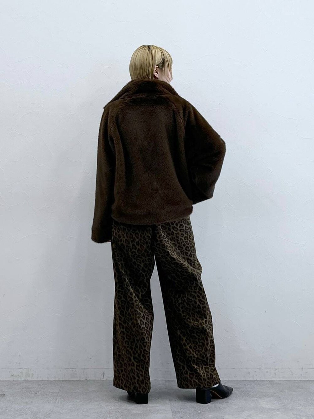 その他のチノパンツ、ブラウン系のブルゾンを着用したレディースの冬コーディネートの5枚目の写真