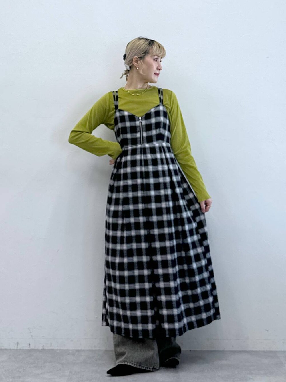 ブラック系のパンプス、ブラック系のデニムパンツ、グリーン系のTシャツ/カットソーを着用したレディースの秋コーディネートの3枚目の写真