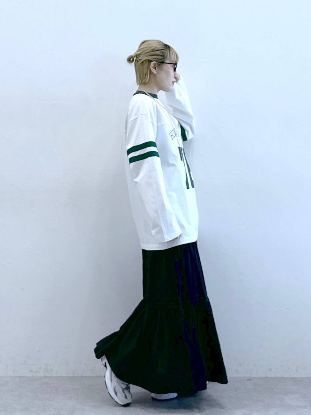 ブルー系のデニムスカート、ホワイト系のTシャツ/カットソーを着用したレディースの冬コーディネートの3枚目の写真