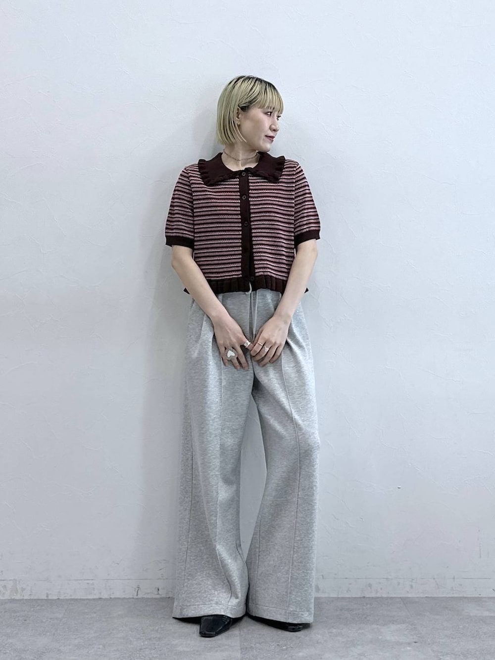 ブラウン系のカーディガン/ボレロ、グレー系のスウェットパンツを着用したレディースの夏コーディネートの2枚目の写真