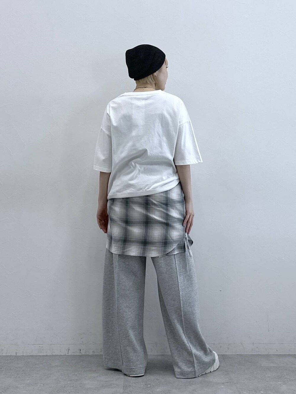 ホワイト系のTシャツ/カットソー、ブルー系のシャツ/ブラウス、グレー系のスウェットパンツを着用したレディースの春コーディネートの6枚目の写真