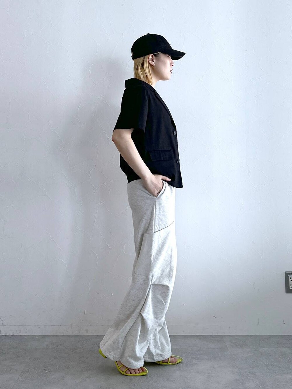 ホワイト系のカーゴパンツ、ブラック系のシャツ/ブラウスを着用したレディースの夏コーディネートの2枚目の写真