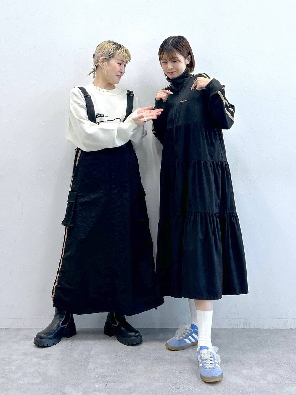 ブラック系のブーツ、その他のヘアピンを着用したレディースの秋コーディネートの2枚目の写真