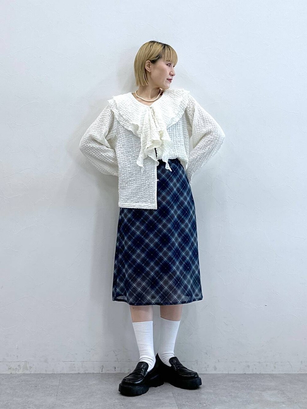 ブラック系のローファー、ブルー系のスカート、ホワイト系のシャツ/ブラウスを着用したレディースの夏コーディネートの2枚目の写真