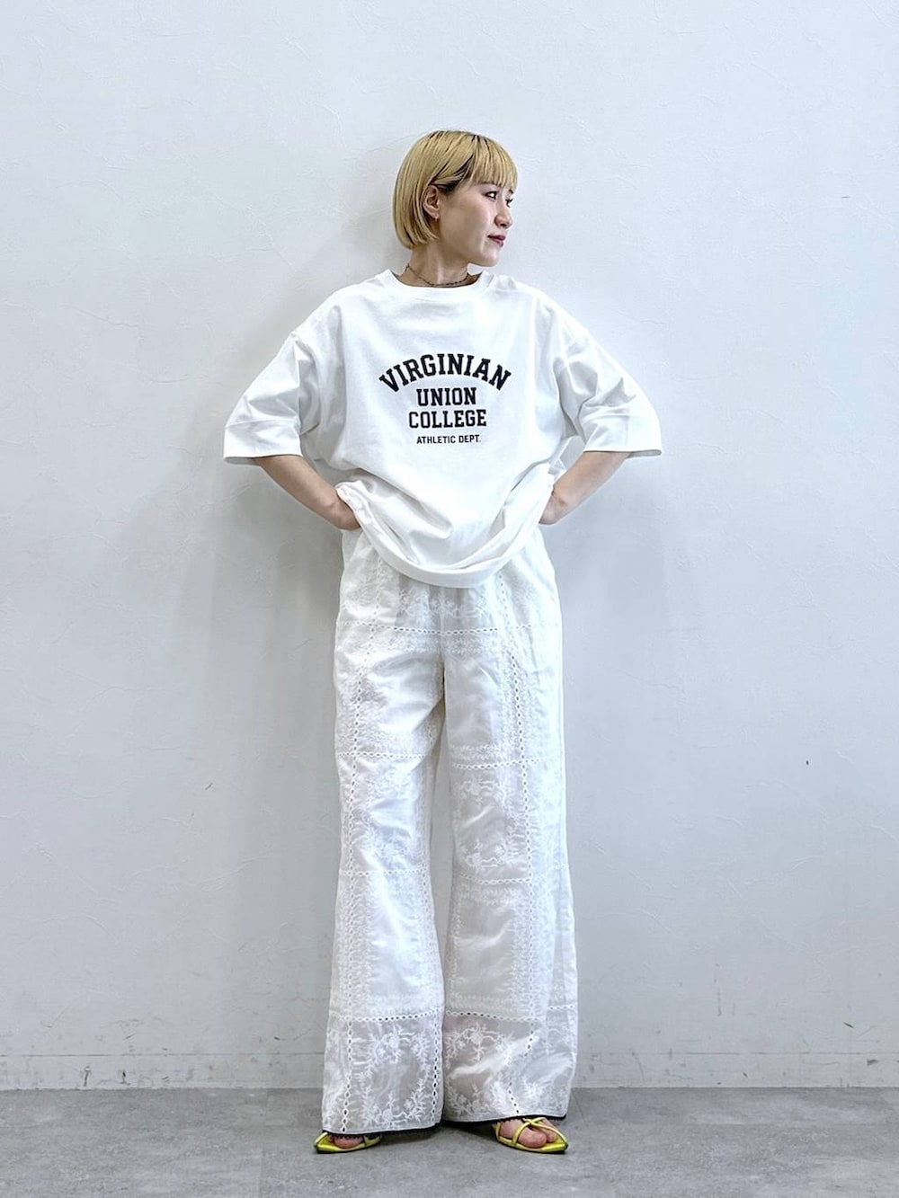 ホワイト系のTシャツ/カットソー、ホワイト系のその他パンツを着用したレディースの春コーディネートの2枚目の写真
