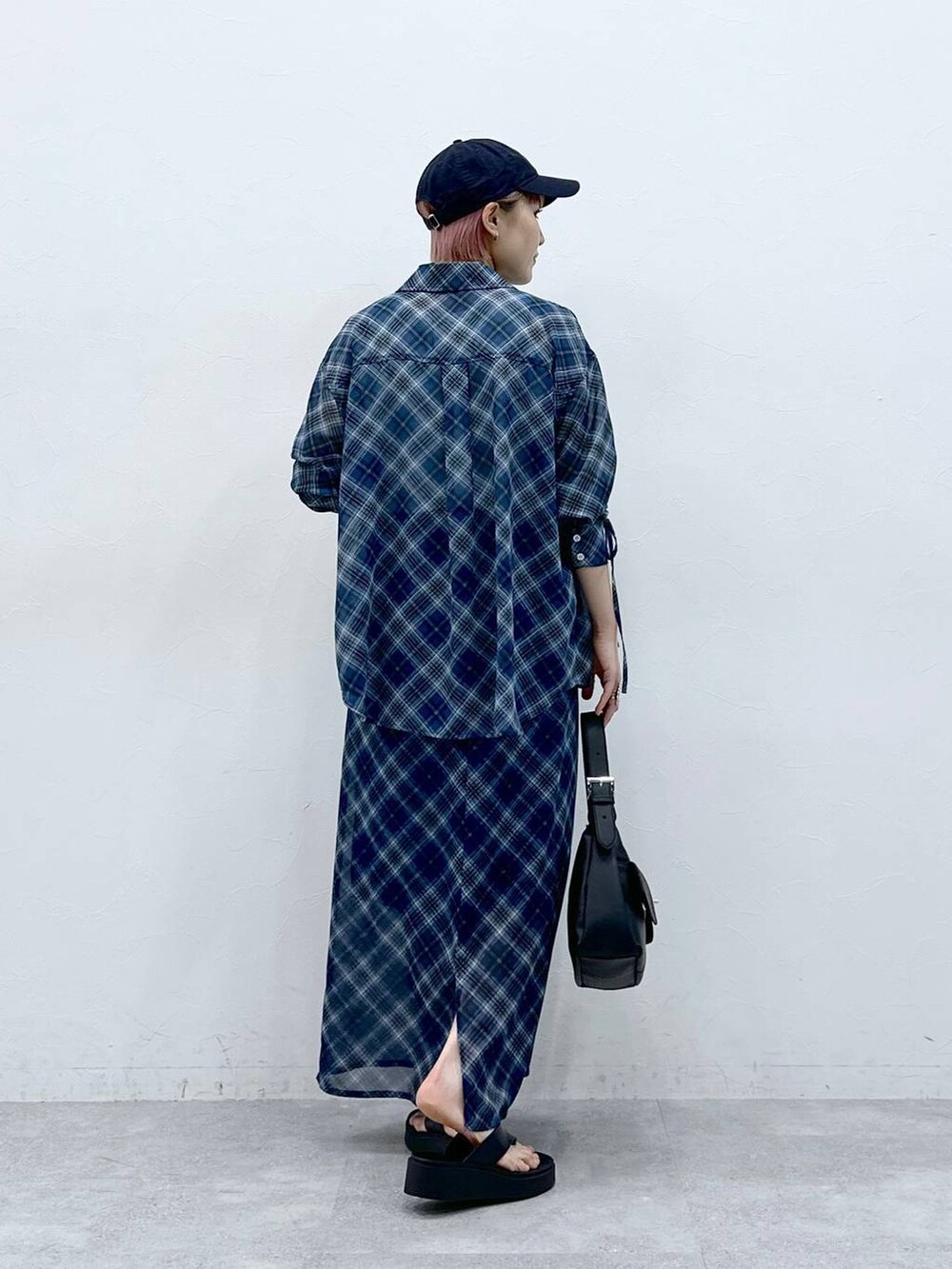 ブルー系のスカート、ホワイト系のタンクトップ、ブルー系のシャツ/ブラウスを着用したレディースの春コーディネートの5枚目の写真