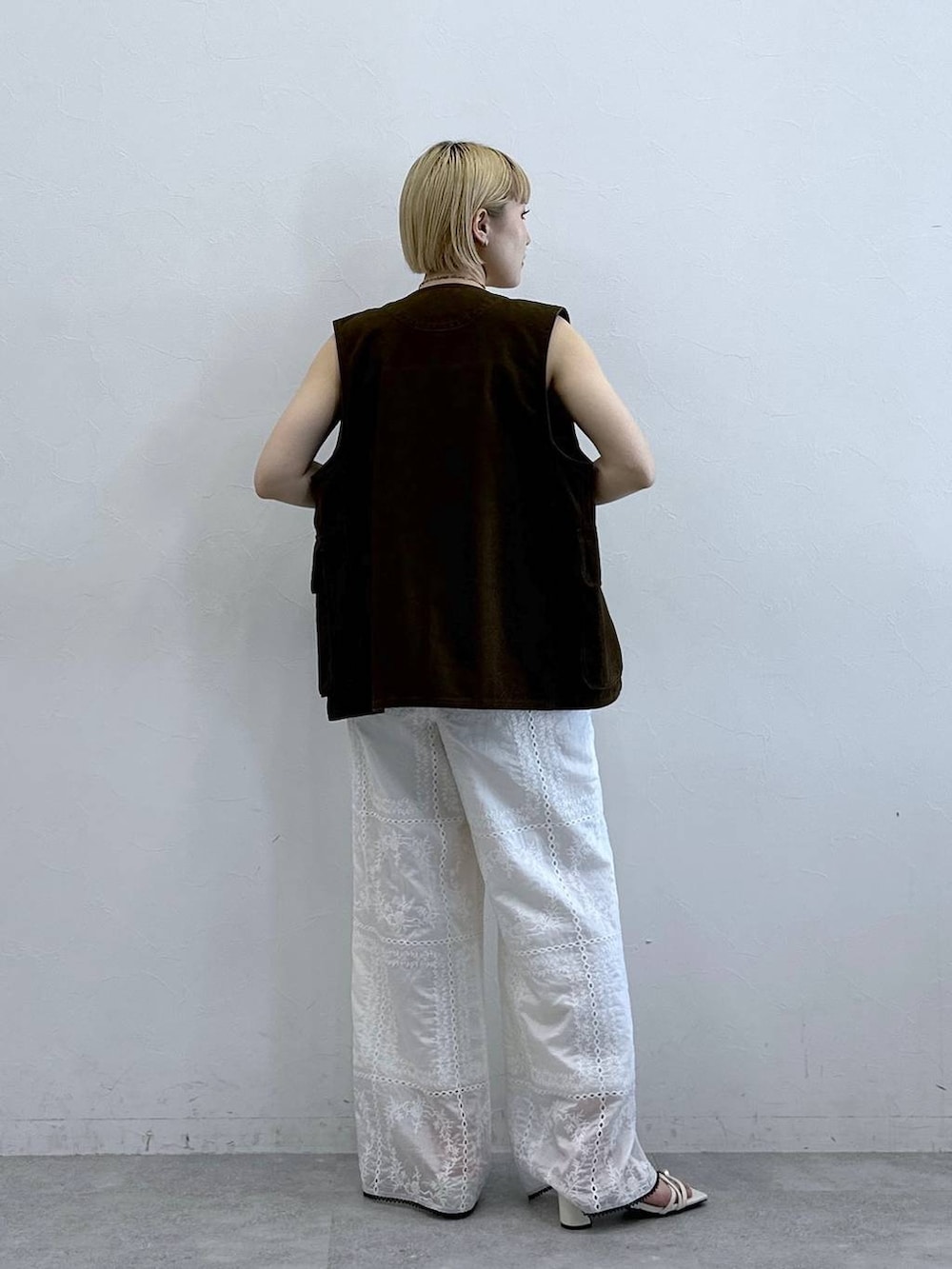 ブラック系のキャミソール、ホワイト系のその他パンツ、ホワイト系のサンダルを着用したレディースの春コーディネートの5枚目の写真