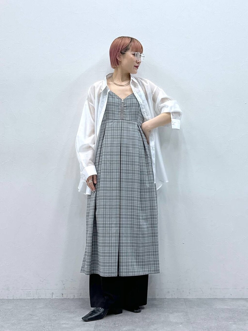 ホワイト系のシャツ/ブラウス、グレー系のワンピース、ブラック系のスラックスを着用したレディースの春コーディネートの4枚目の写真