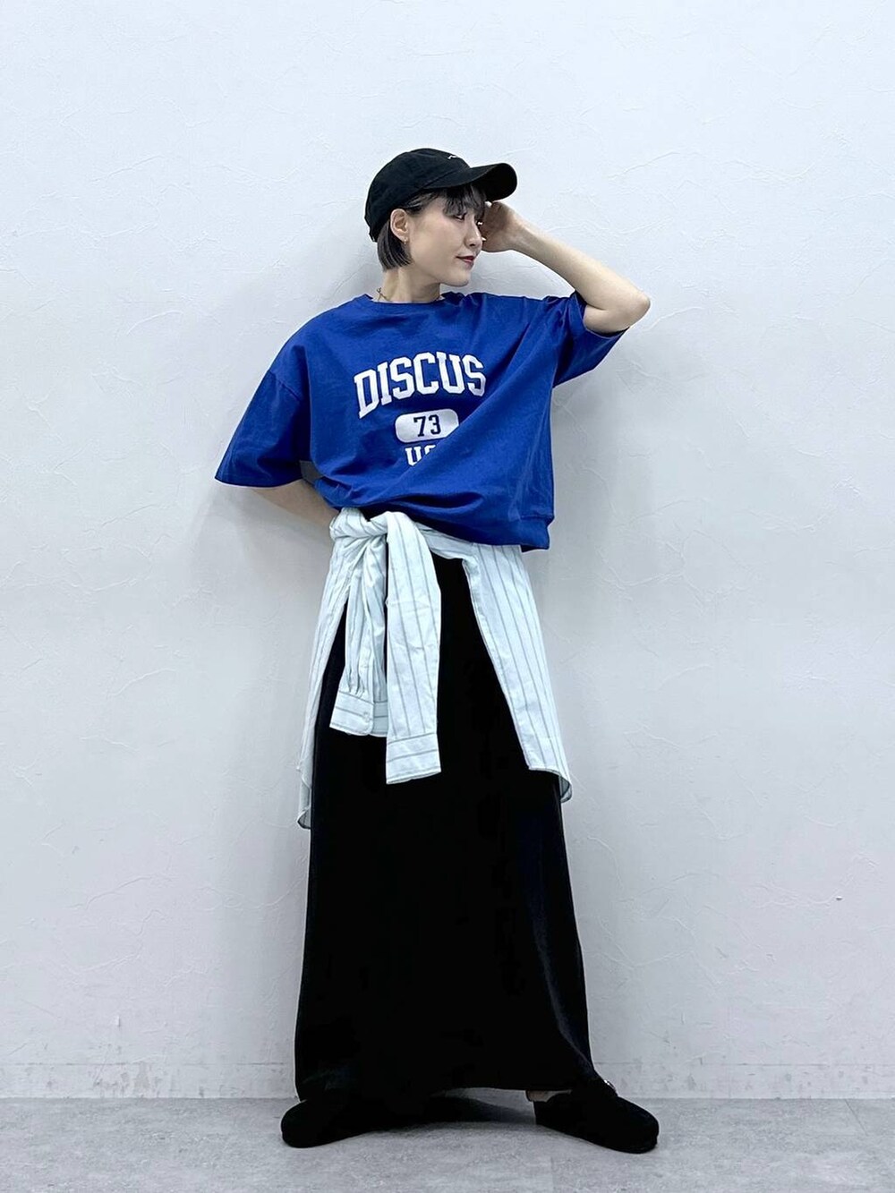 グリーン系のシャツ/ブラウス、ブルー系のTシャツ/カットソー、ブラック系のモカシン/デッキシューズを着用したレディースの春コーディネートの2枚目の写真