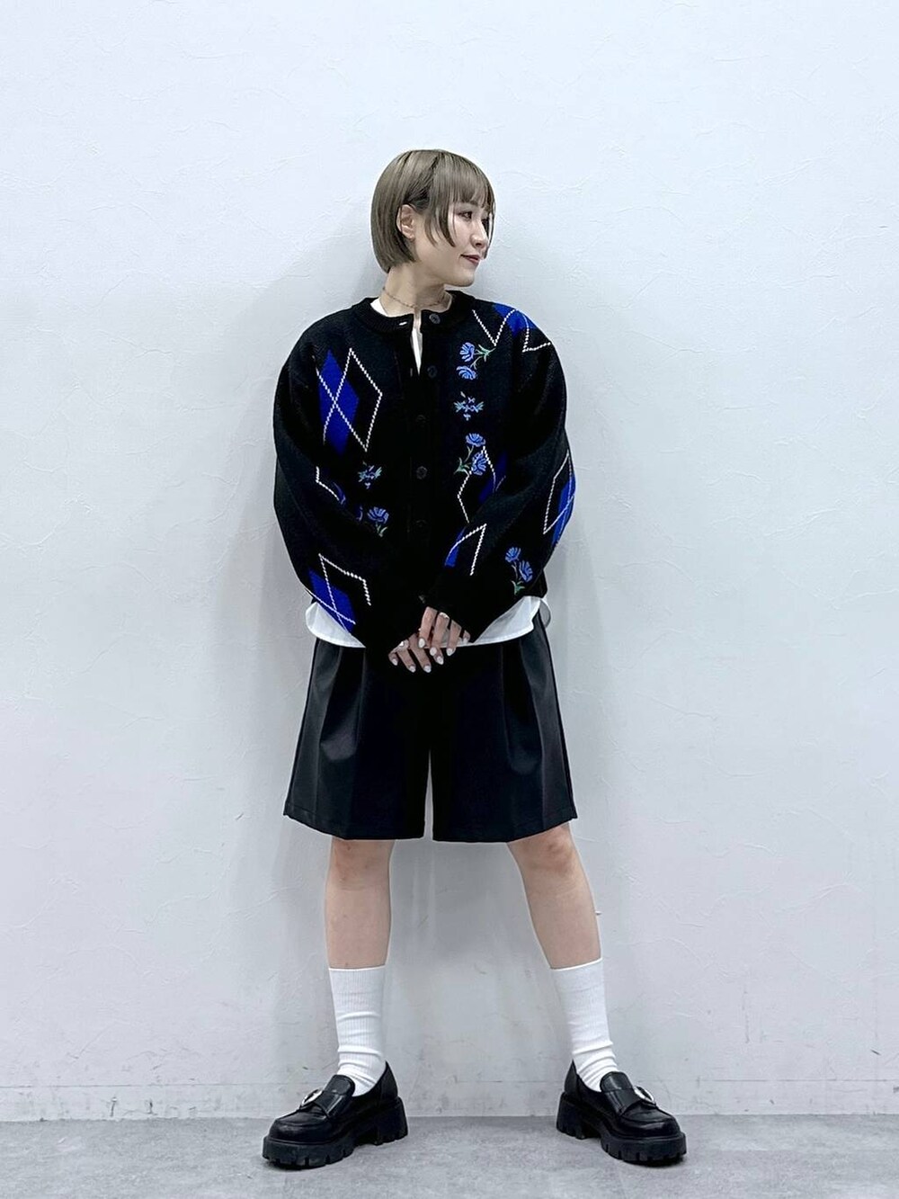 その他のローファー、ホワイト系のシャツ/ブラウス、ブラック系のその他パンツを着用したレディースの冬コーディネートの3枚目の写真