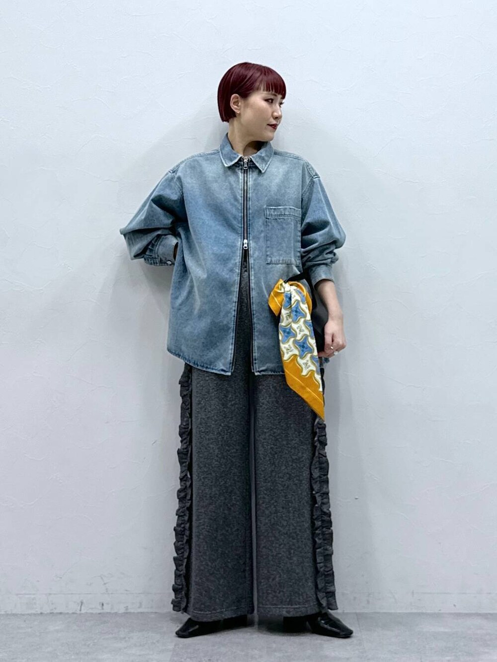 「春めき満開コーデ」｜「RAGEBLUEの【UNISEX】選べる着丈/Wジップオーバーダイ加工デニムルーズシャツ（シャツ/ブラウス、ブルー系）」を使った、たけおさん（レディース・157cm）の春コーディネートの4枚目の写真