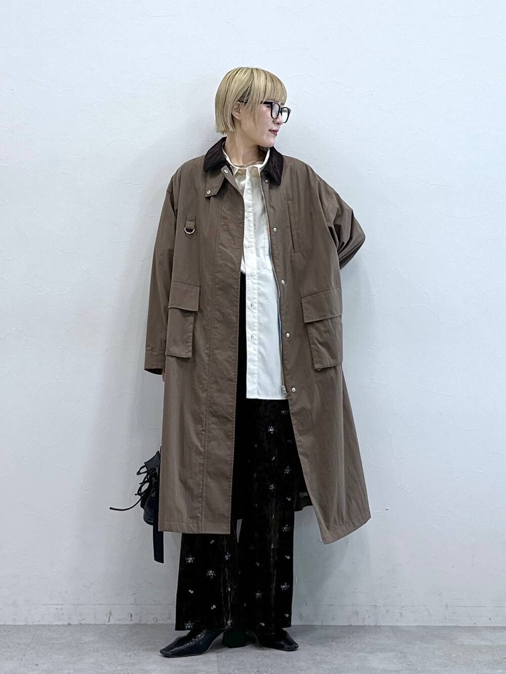 ブラウン系のスウェットパンツ、ホワイト系のシャツ/ブラウス、ブラウン系のブルゾンを着用したレディースの秋コーディネートの3枚目の写真