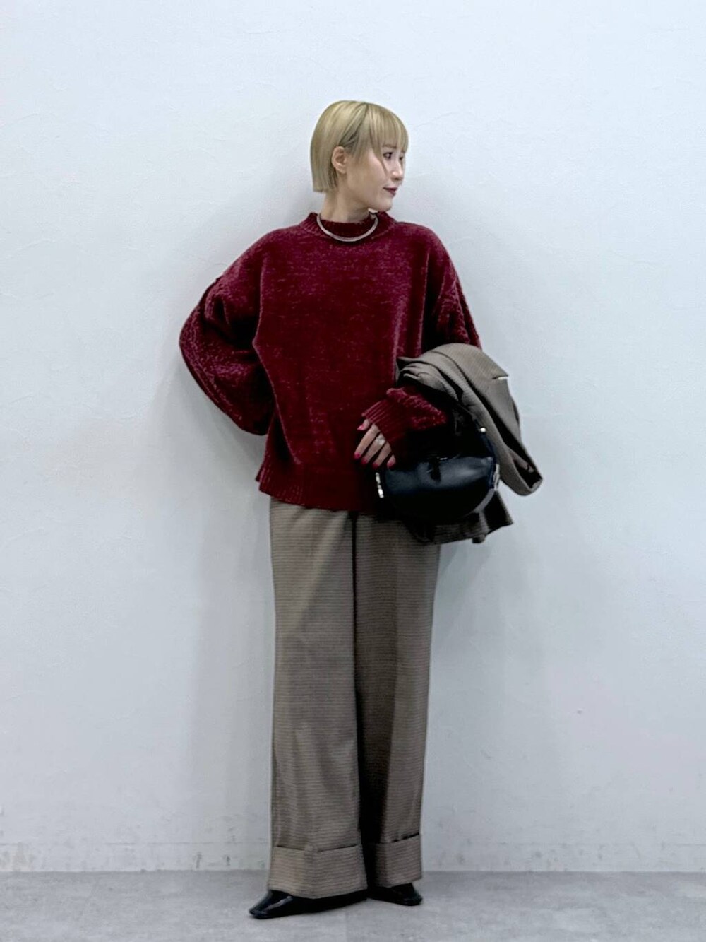 レッド系のTシャツ/カットソー、ブラウン系のスラックス、ブラウン系のテーラードジャケットを着用したレディースの秋コーディネートの5枚目の写真