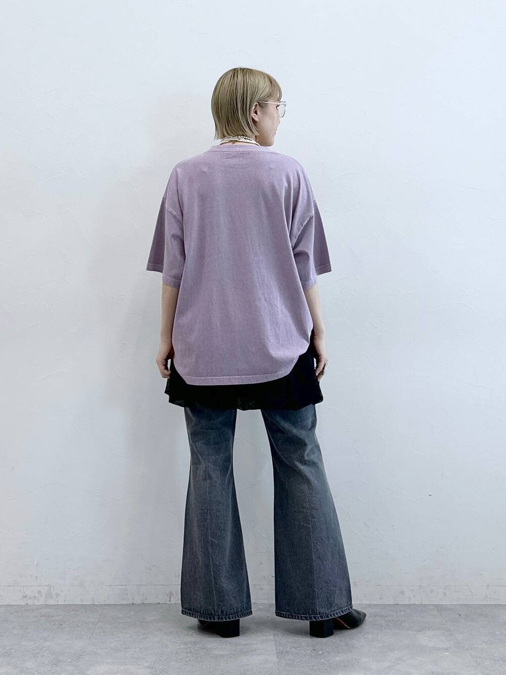 ピンク系のTシャツ/カットソー、グレー系のデニムパンツ、ブラック系のスカートを着用したレディースの夏コーディネートの6枚目の写真