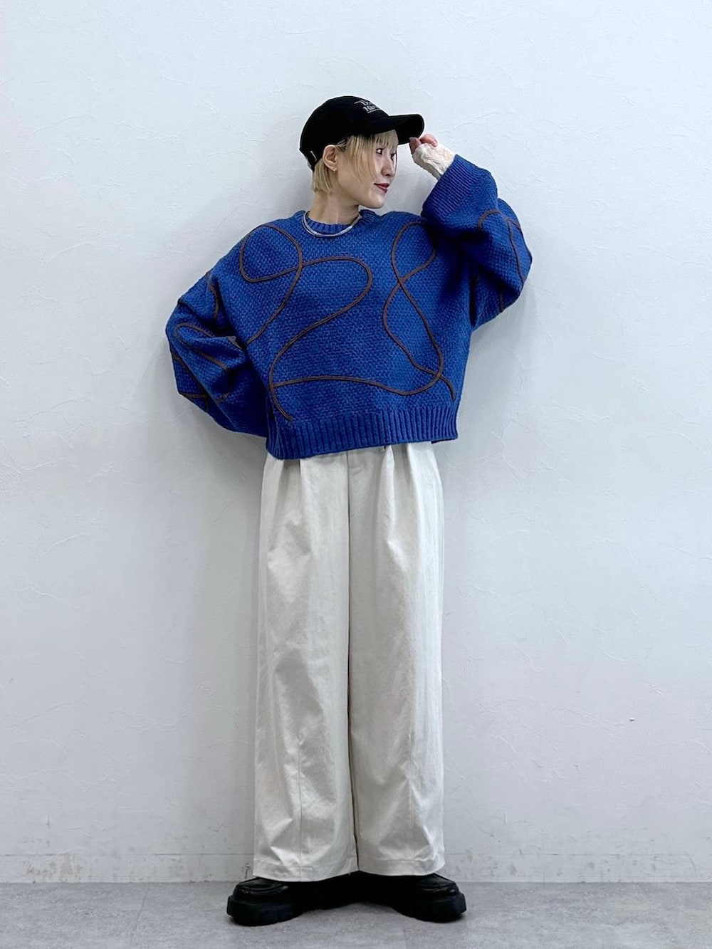 ブラック系のローファー、ホワイト系のTシャツ/カットソー、ホワイト系のチノパンツを着用したレディースの秋コーディネートの2枚目の写真