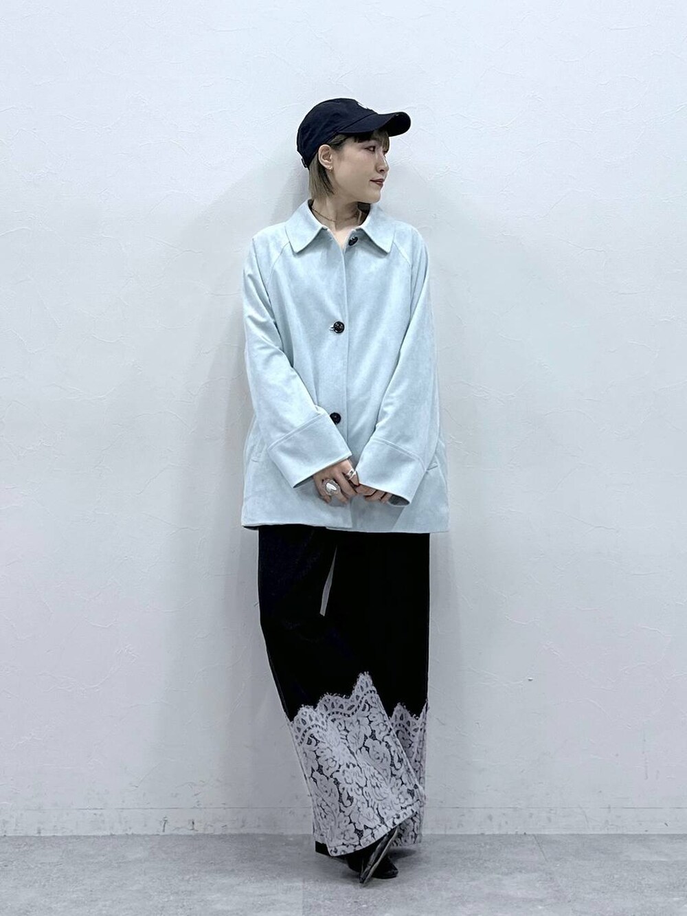 ブルー系のブルゾン、ブラック系のデニムパンツを着用したレディースの冬コーディネートの3枚目の写真