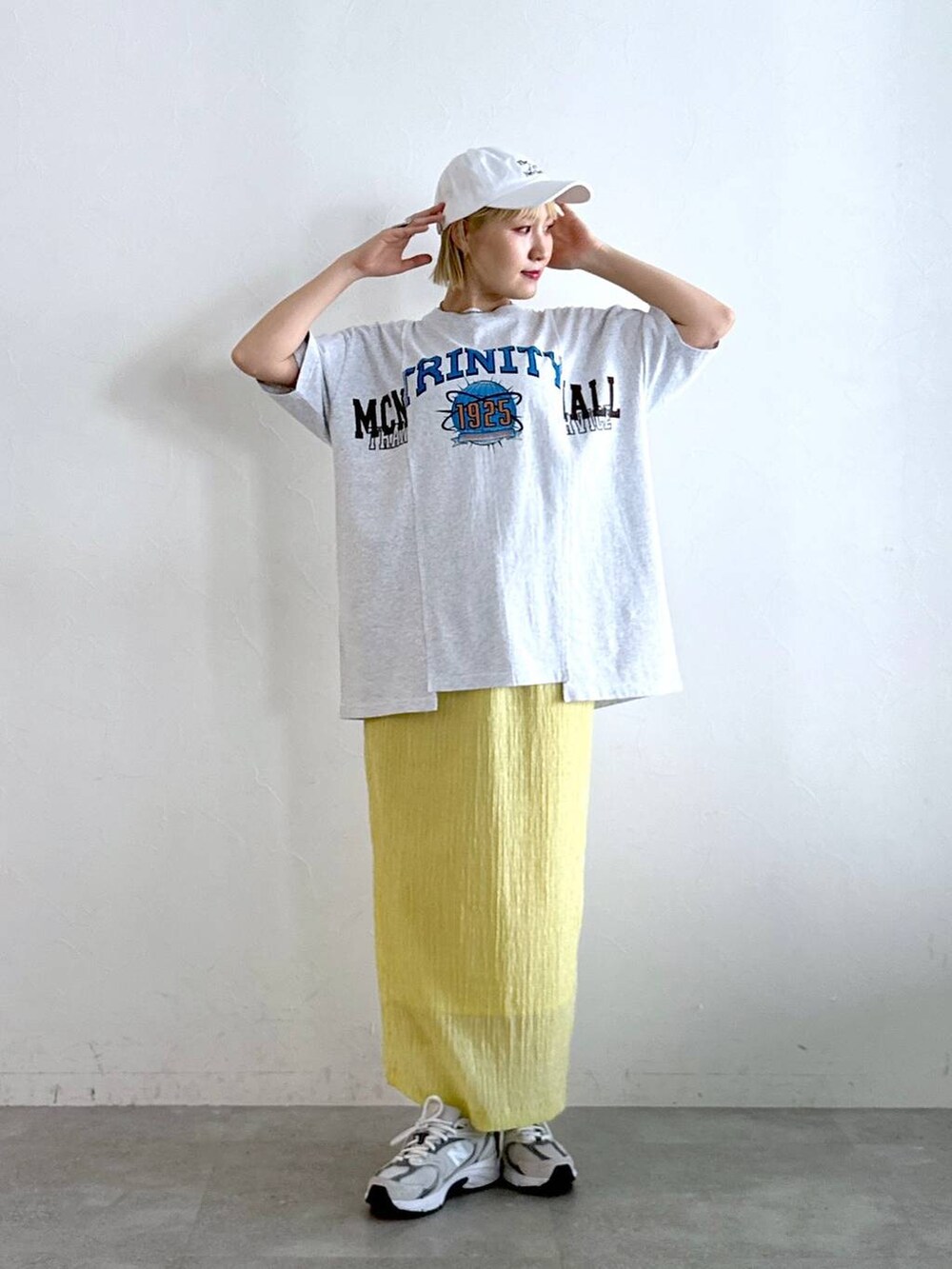 ホワイト系のTシャツ/カットソー、イエロー系のスカートを着用したレディースの夏コーディネートの2枚目の写真