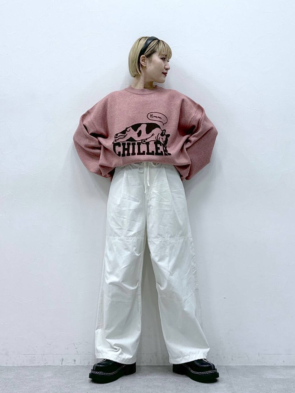 ブラック系のローファー、ホワイト系のカーゴパンツ、ピンク系のニット/セーターを着用したレディースの冬コーディネートの6枚目の写真