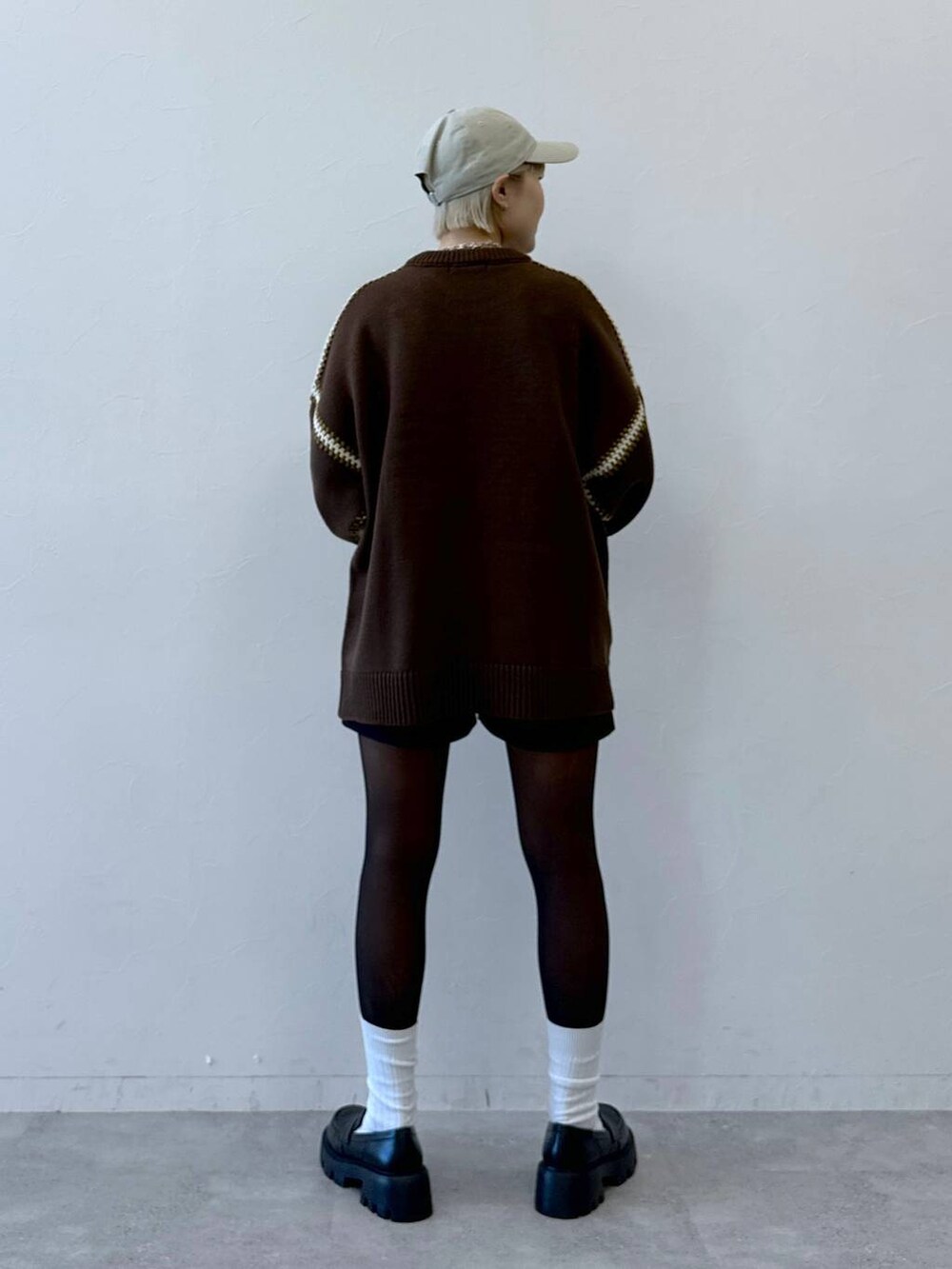 ブラウン系のニット/セーター、ブラック系のその他パンツ、ブラック系のローファーを着用したレディースの冬コーディネートの4枚目の写真