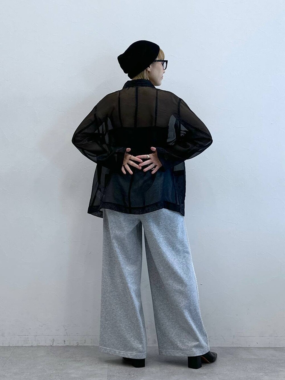 グレー系のスウェットパンツ、ブラック系のシャツ/ブラウス、ブラック系のニットキャップ/ビーニーを着用したレディースの夏コーディネートの7枚目の写真