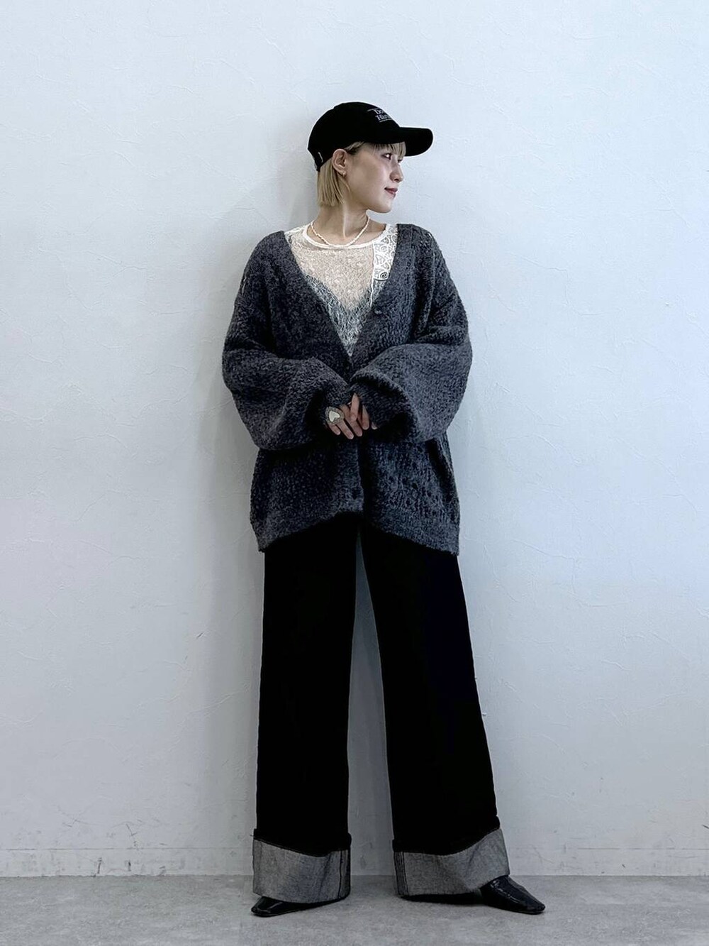 グレー系のカーディガン/ボレロ、ブラック系のデニムパンツ、ホワイト系のTシャツ/カットソーを着用したレディースの夏コーディネートの2枚目の写真